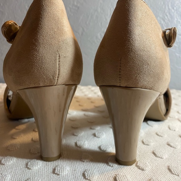 BANDOLINO Tan Women’s Cutout Booties - Picture 16 of 16
